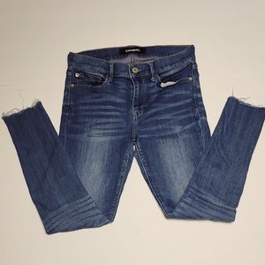 Express  Mid Rise Ripped Ankle Jean Leggings. Size : 6R